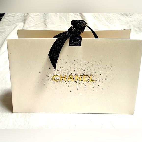 CHANEL Limited Edition Novelty foldable Gift bag/box off white/cream size9x6 NEW - Picture 3 of 10